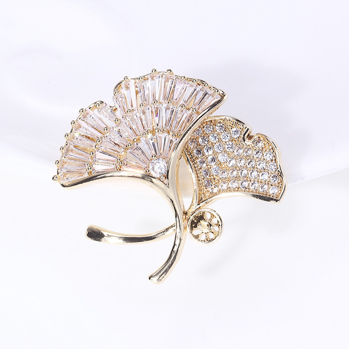Brooch Pin Gold - เข็มกลัดลายใบแปะก๊วย ประดับด้วยคิวบิกเซอร์โคเนีย ชุบทองเหลือง สำหรับงาน DIY อุปกรณ์ตกแต่งเข็มกลัดสำหรับผู้หญิง