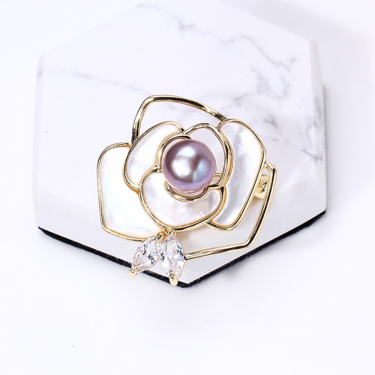 Brooch Pin Gold - ตัวเรือนเข็มกลัดลายดอกคาเมลเลีย ชุบทองเหลือง, ประดับเปลือกหอยและเพชรสังเคราะห์แบบไมโครพาเว่, สำหรับทำเครื่องประดับคอร์ซาจไข่มุก DIY