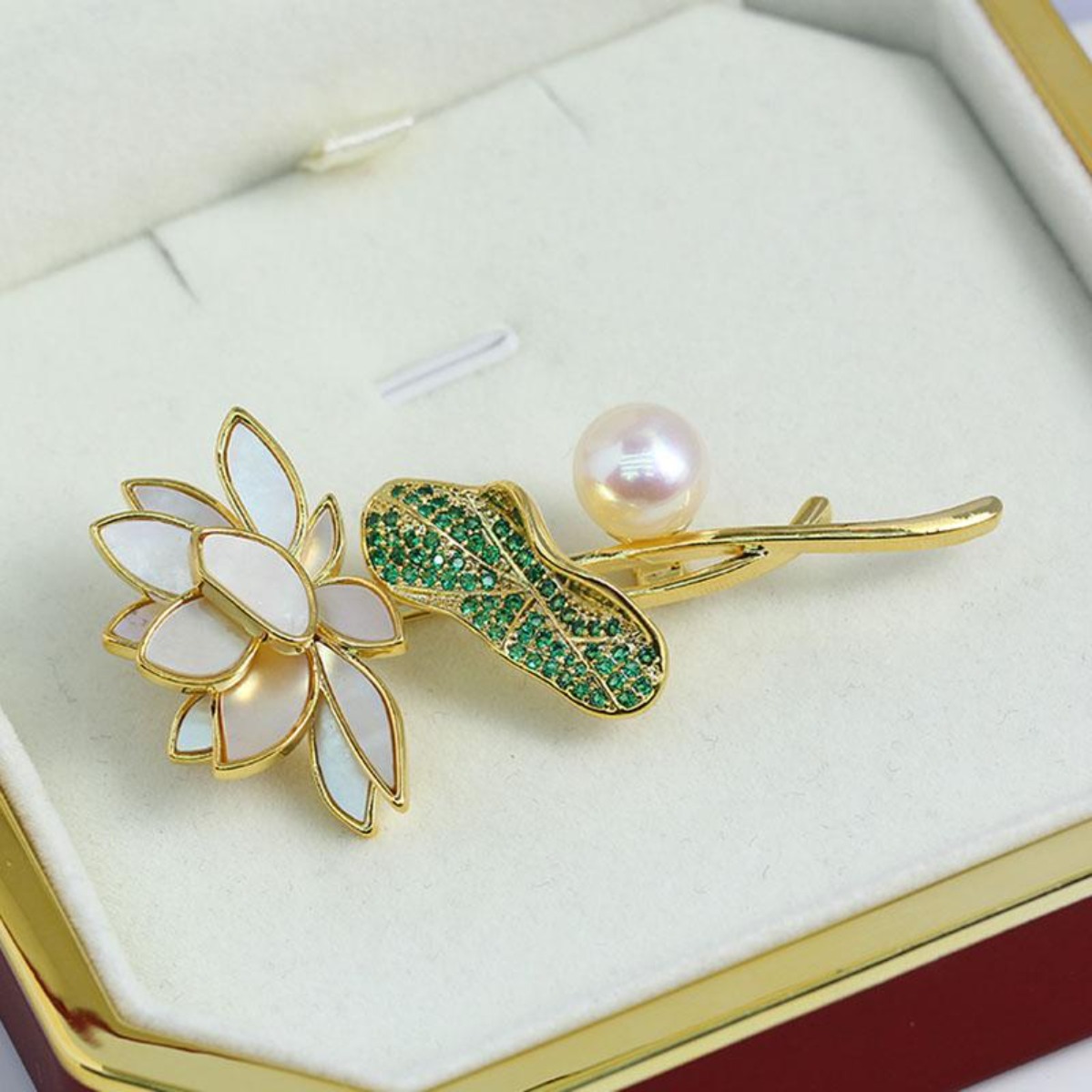 Brooch Pin Gold - เข็มกลัดลายดอกบัวและใบไม้ชุบทองเหลือง, ประดับด้วยเพทายสีเขียว, สไตล์จีนคลาสสิกใหม่, อุปกรณ์ตกแต่งสำหรับทำเข็มกลัดไข่มุกแบบ DIY