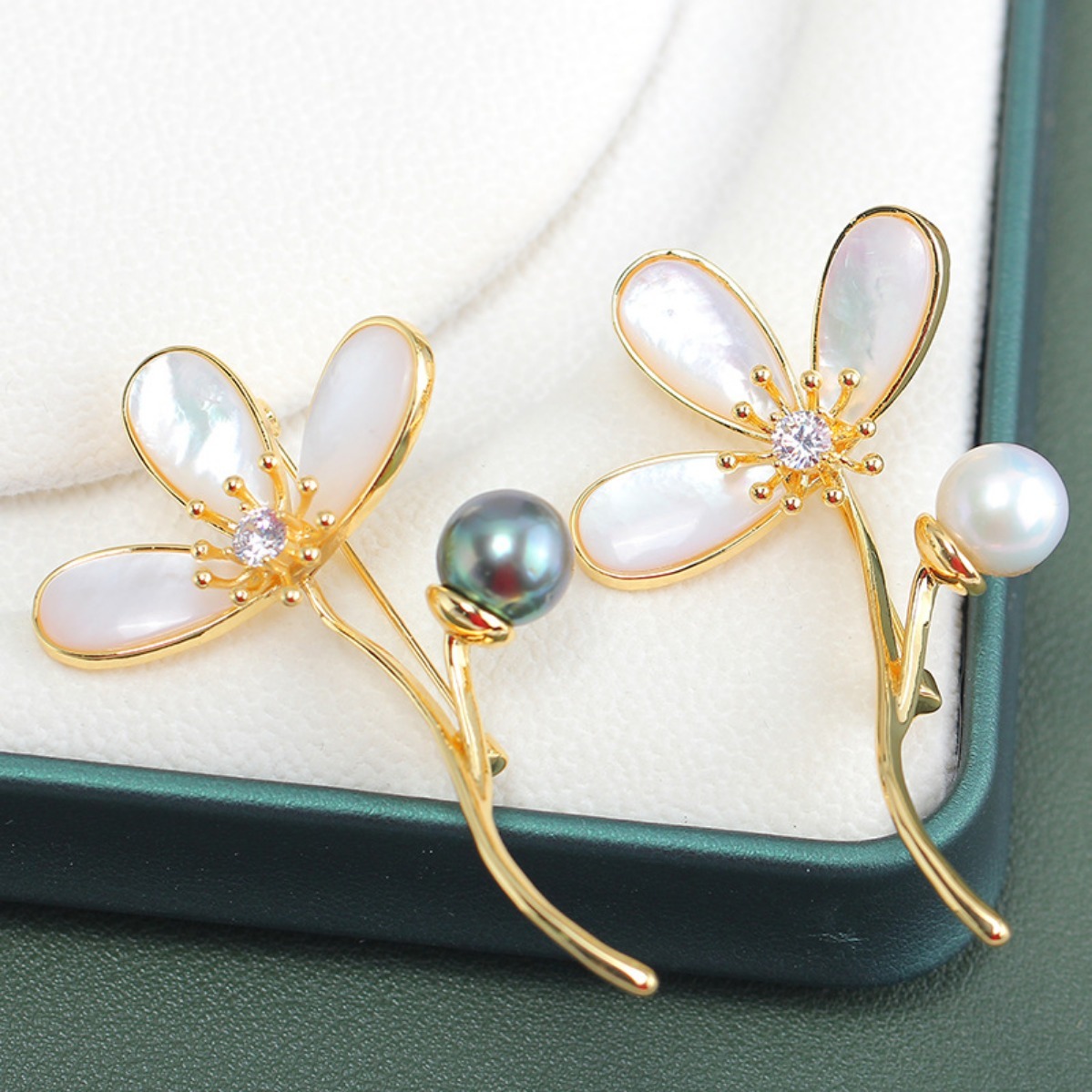 Brooch Pin Gold - เข็มกลัดดอกไม้ 3 กลีบ ชุบทองเหลือง, เข็มกลัดประดับเปลือกหอย, เข็มกลัดไข่มุก