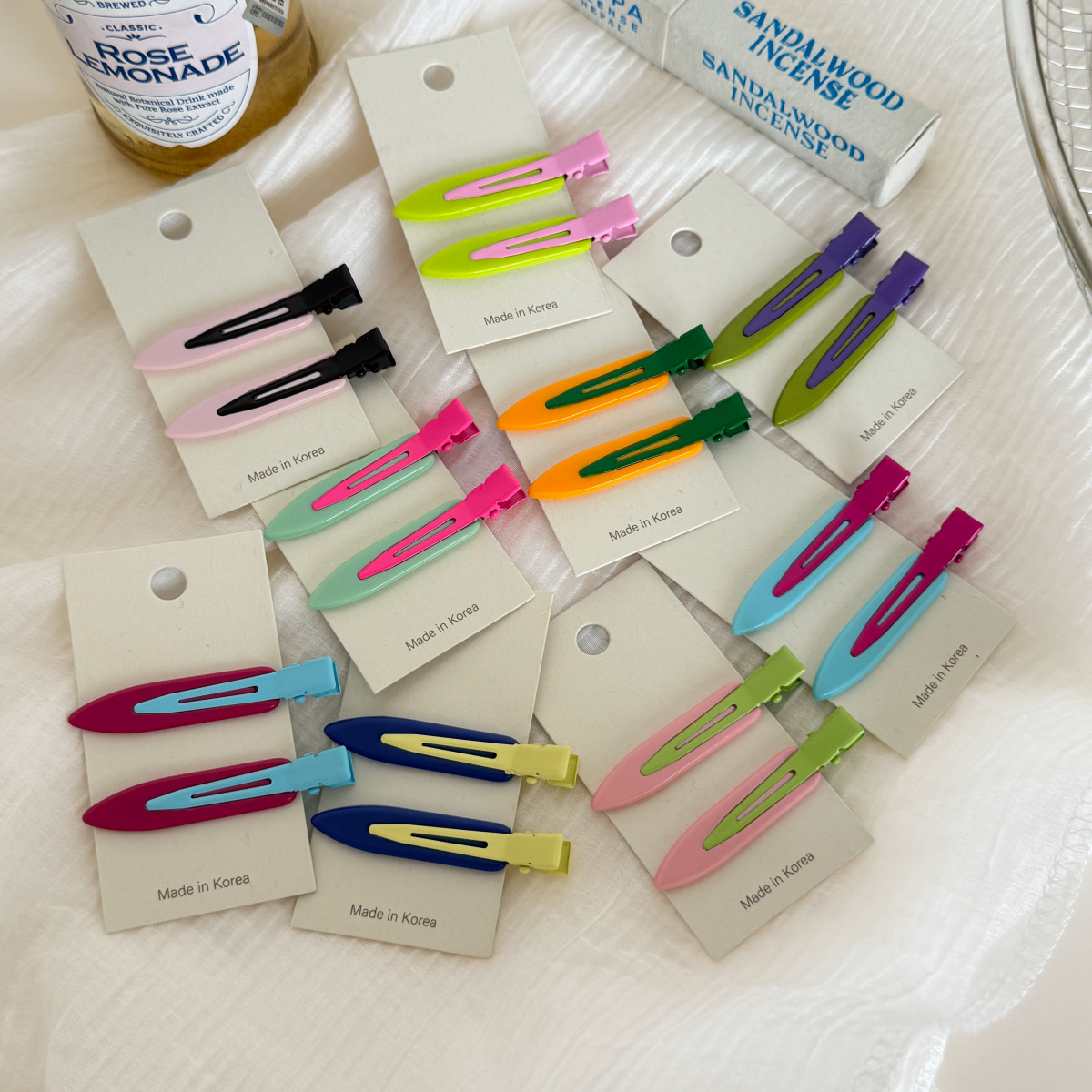 Women Accessories Online - กิ๊บติดผมไร้รอยต่อ จับคู่สีได้อย่างลงตัว กิ๊บติดผมด้านข้างสำหรับจัดแต่งทรงผม อุปกรณ์ตกแต่งผมสำหรับผู้หญิง 1 ชิ้น