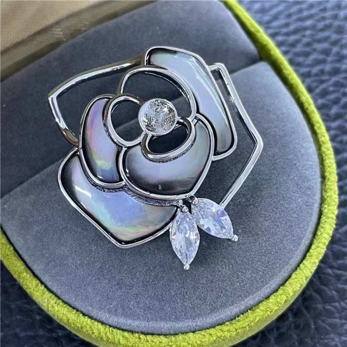 ตัวเรือนเข็มกลัดลายดอกคาเมลเลี - Brooch Pin Gold บทวิจารณ์และราคา