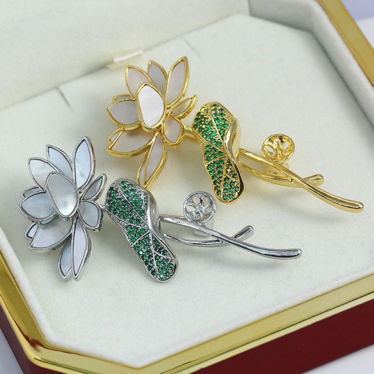 เข็มกลัดลายดอกบัวและใบไม้ชุบทอ - Brooch Pin Gold บทวิจารณ์และราคา