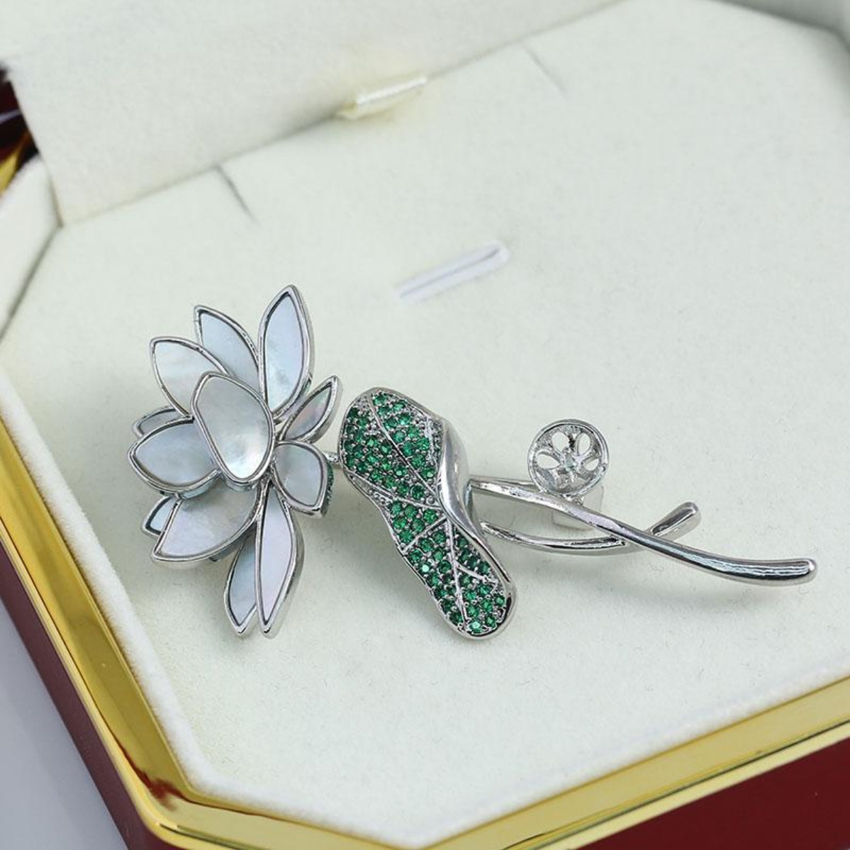 เข็มกลัดลายดอกบัวและใบไม้ชุบทอ - Brooch Pin Gold บทวิจารณ์และราคา